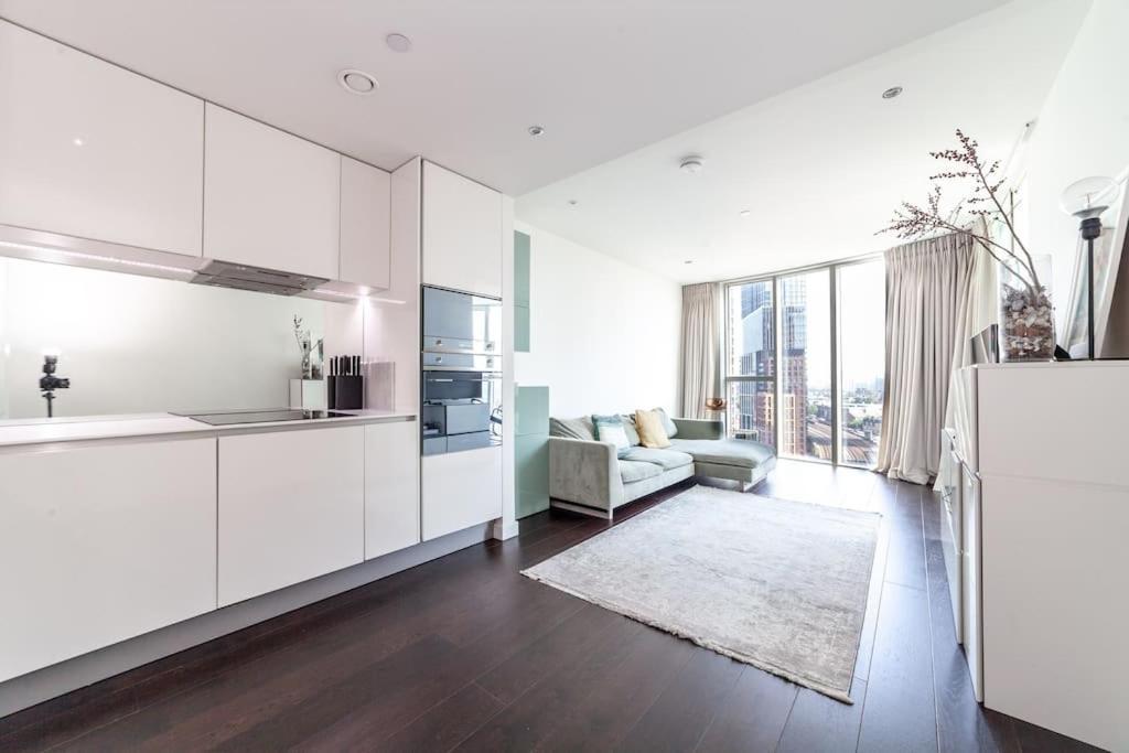 Bright 2br, 2bth Apt, 9 Elms Appartement Londres